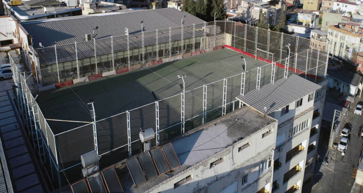 adanada 5 katli binanin damina futbol sahasi kurdular MAmj7FYJ