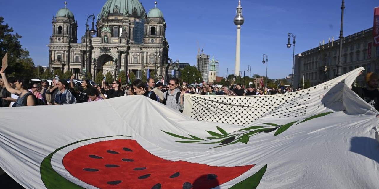 almanyada filistine destek yuruyusu 100 bin kisi katildi 7Bh4MeO2