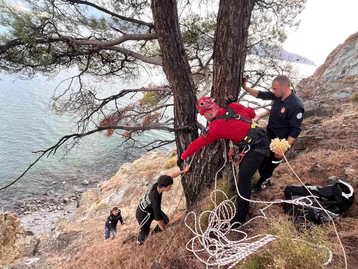 fethiyede yuruyus yaparken dusen sahis kurtarildi EAUvP9lD.jpg