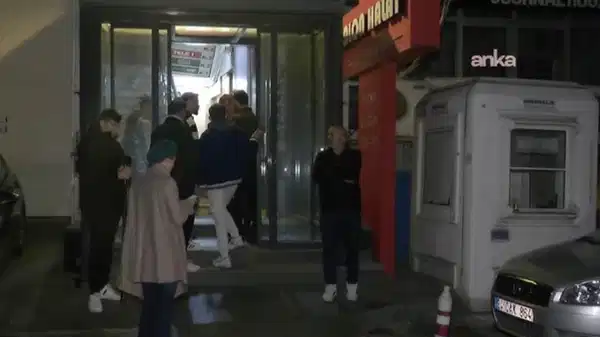 ozgur celik duyurdu chpliler destek icin tele1 binasi onunde toplandi Gk4BZFcI.jpg