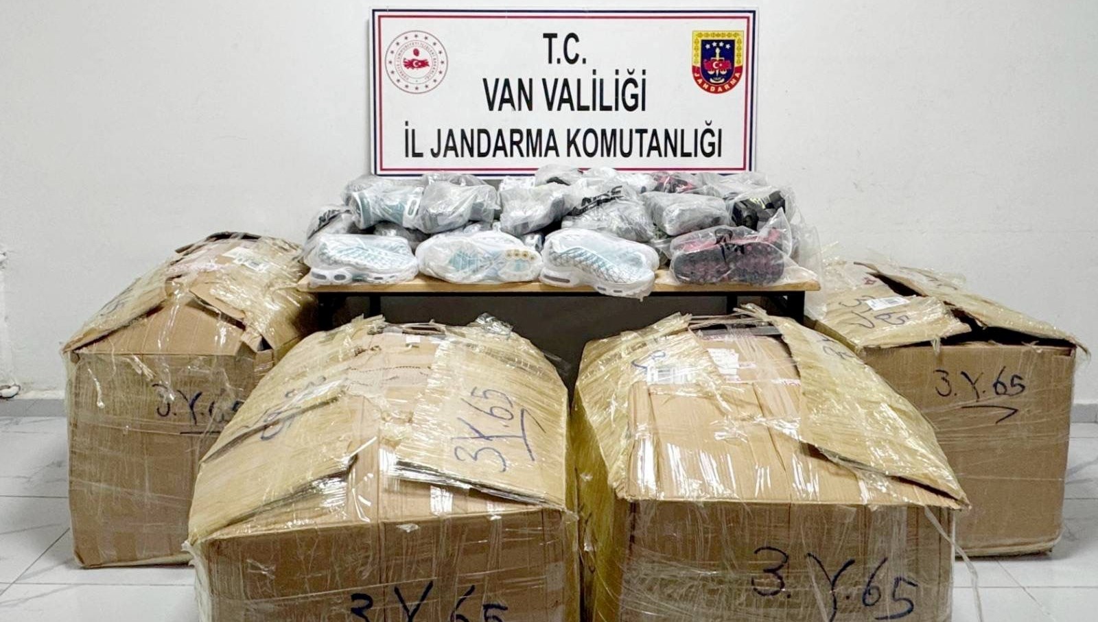 piyasa degeri 1 milyon 235 bin liravanda gumruk kacagi operasyonu QtOyyKpM.jpg