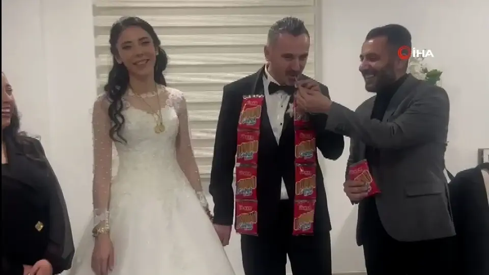 Amasya’daki düğünde damada takı yerine çubuk kraker takıldı
