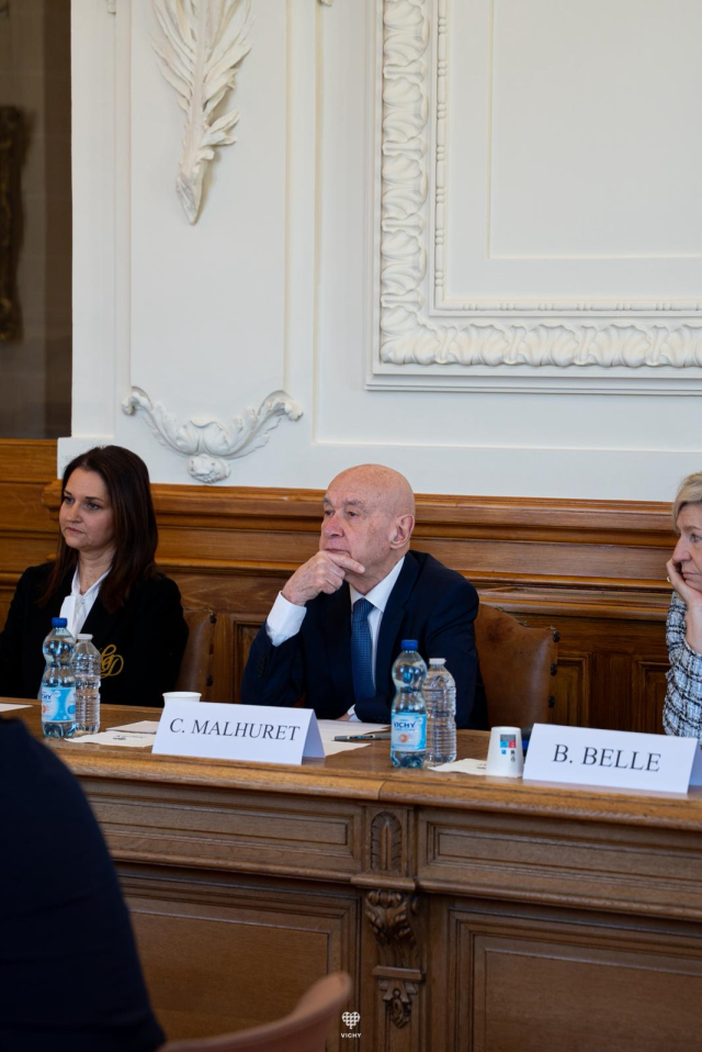 Fransız Senatosu’nda Trump’a Türk atasözlü sert çıkış: Saray sirke dönüşür