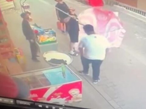 8’inci kattan düşen yavru kediyi şemsiyeyle kurtardı