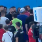 Bakan yardimcisi oglunun yenilgisi sonrasi sahaya atladi hakemin uzerine yurudu guclukle sakinlestirildi uhx3LbpP